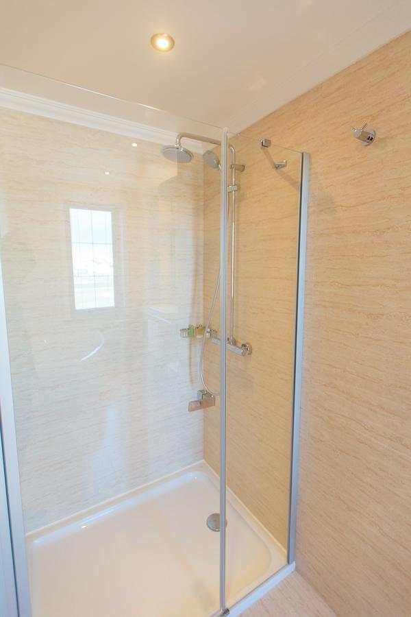 Sultan Palace Hotel Aτιράου Εξωτερικό φωτογραφία A shower door